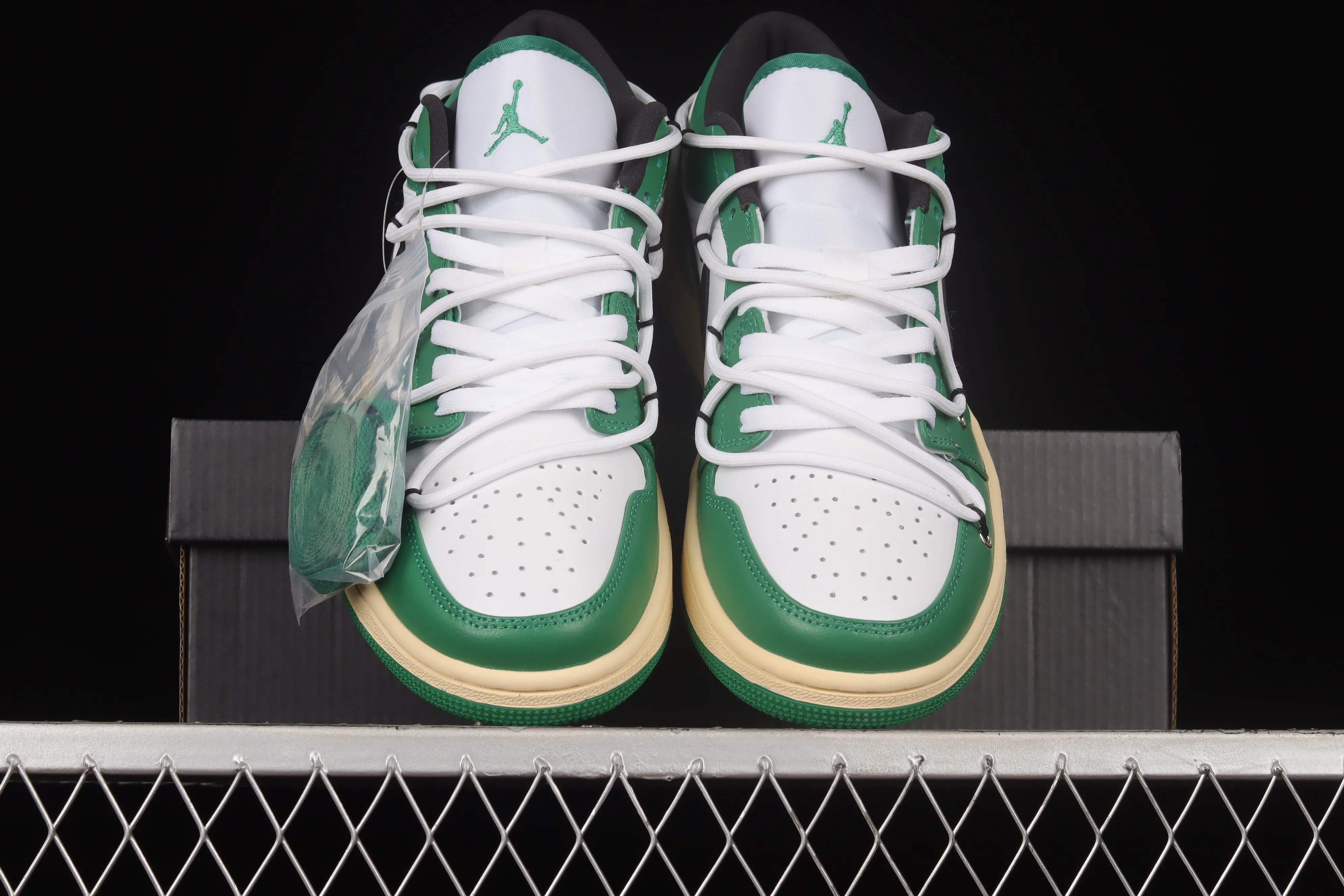 All categories Air Jordan Jordan series basketball shoes Air Jordan 1 Low Z version Air Jordan 1 Low AJ1 Joe 1 customized version Vibe flavor deconstruction Sports culture basketball shoes 553558-129